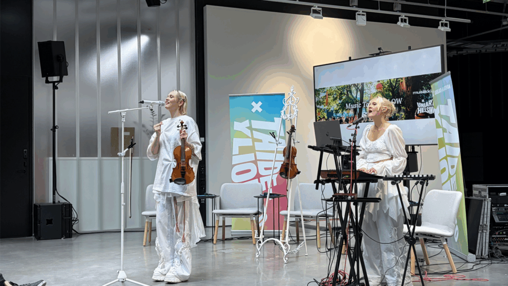 Vilma Jää esiintymässä