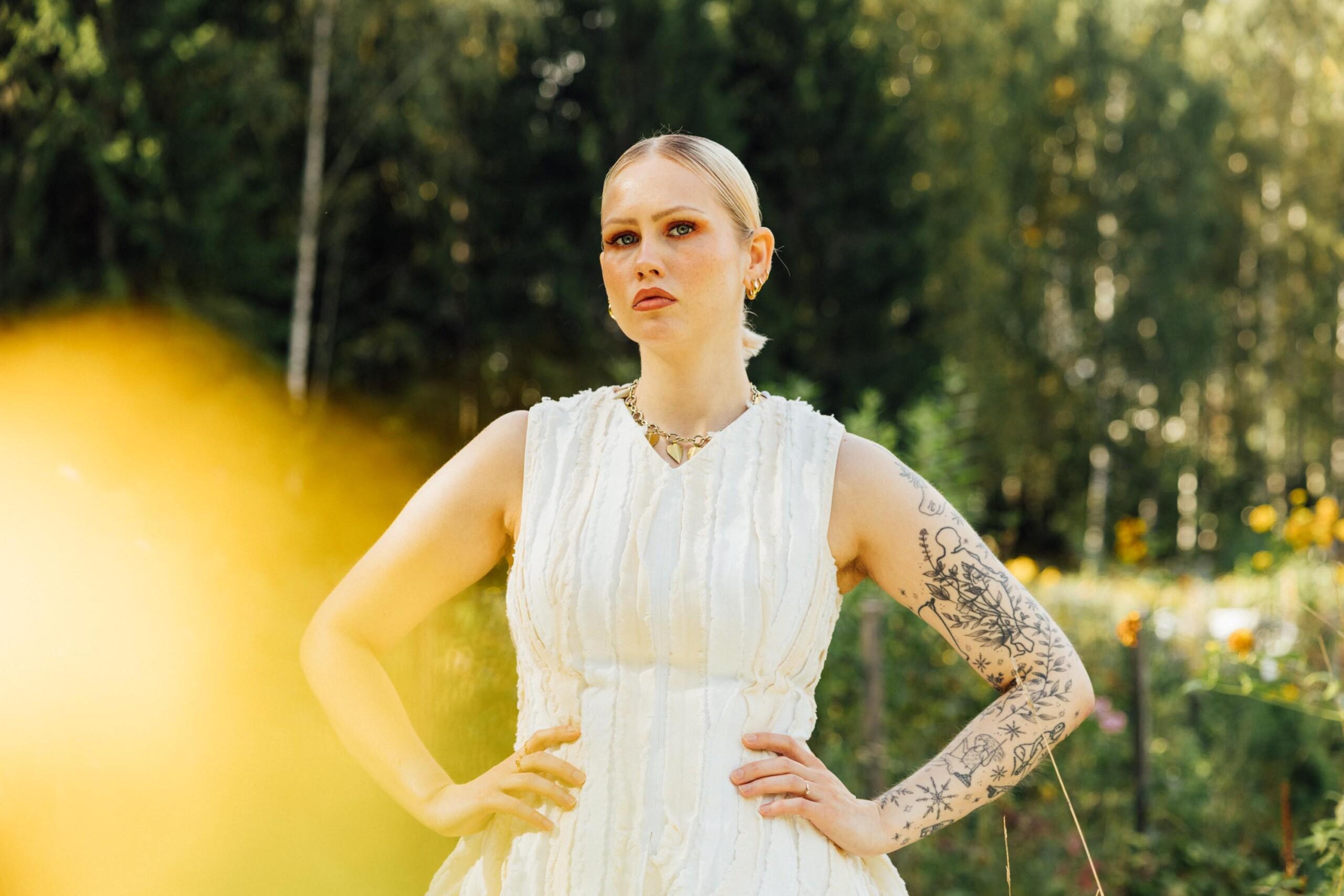 Kansanmuusikko Vilma Jää suomalaisessa kesämaisemassa